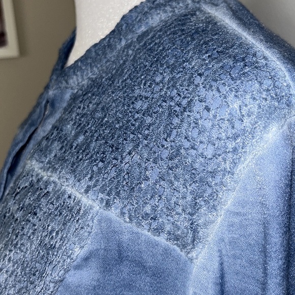 Chico’s Blue Lace Front Top Size 1 - Picture 5 of 8